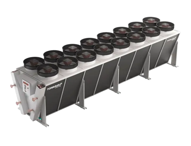 Aerorrefrigerador seco de TORRAVAL con dos filas de ventiladores en la parte superior y paneles laterales oscuros por los que entra el aire hacia los serpentines